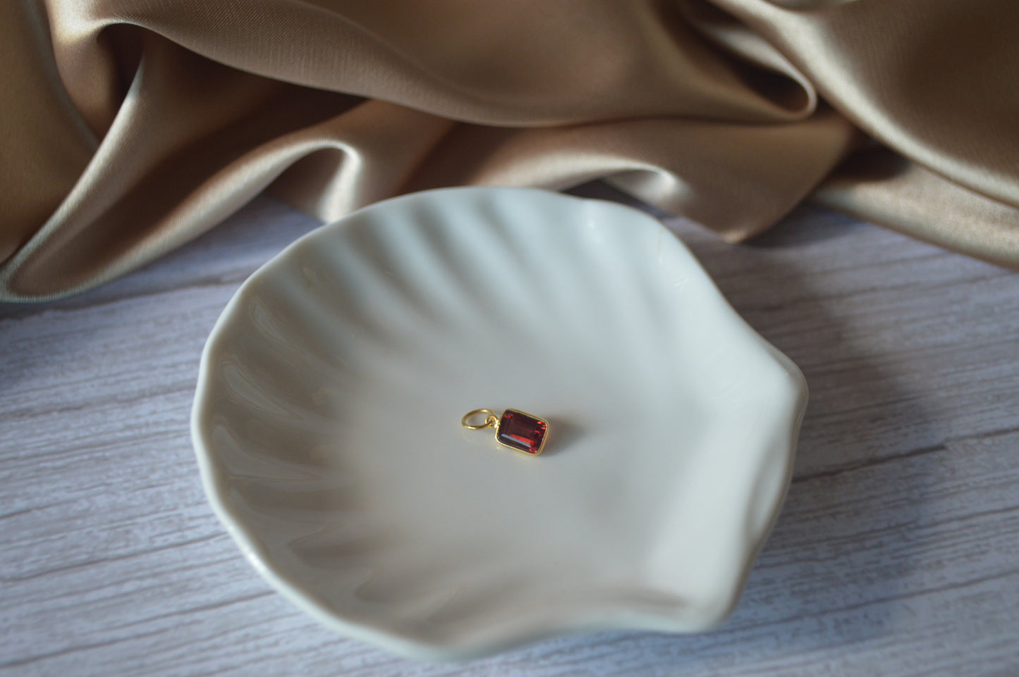 18K Gold Pendant with Rectangular Natural garnet