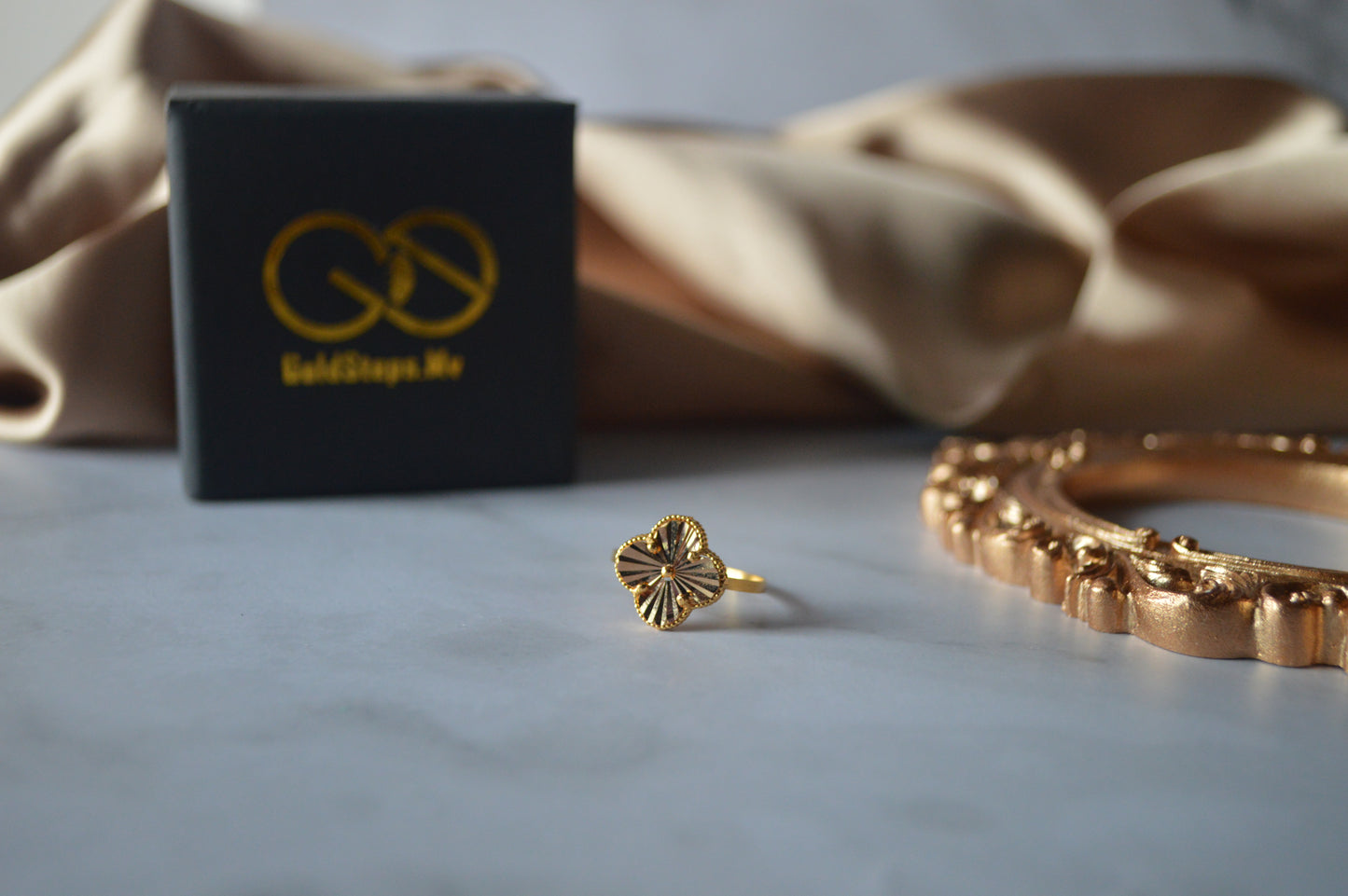 Original gold ring with flower