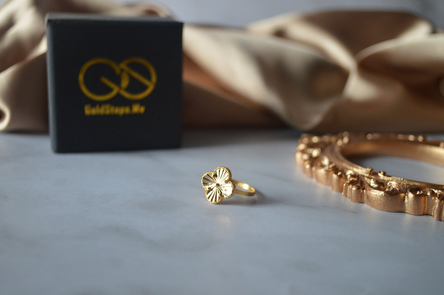 Original gold ring with flower