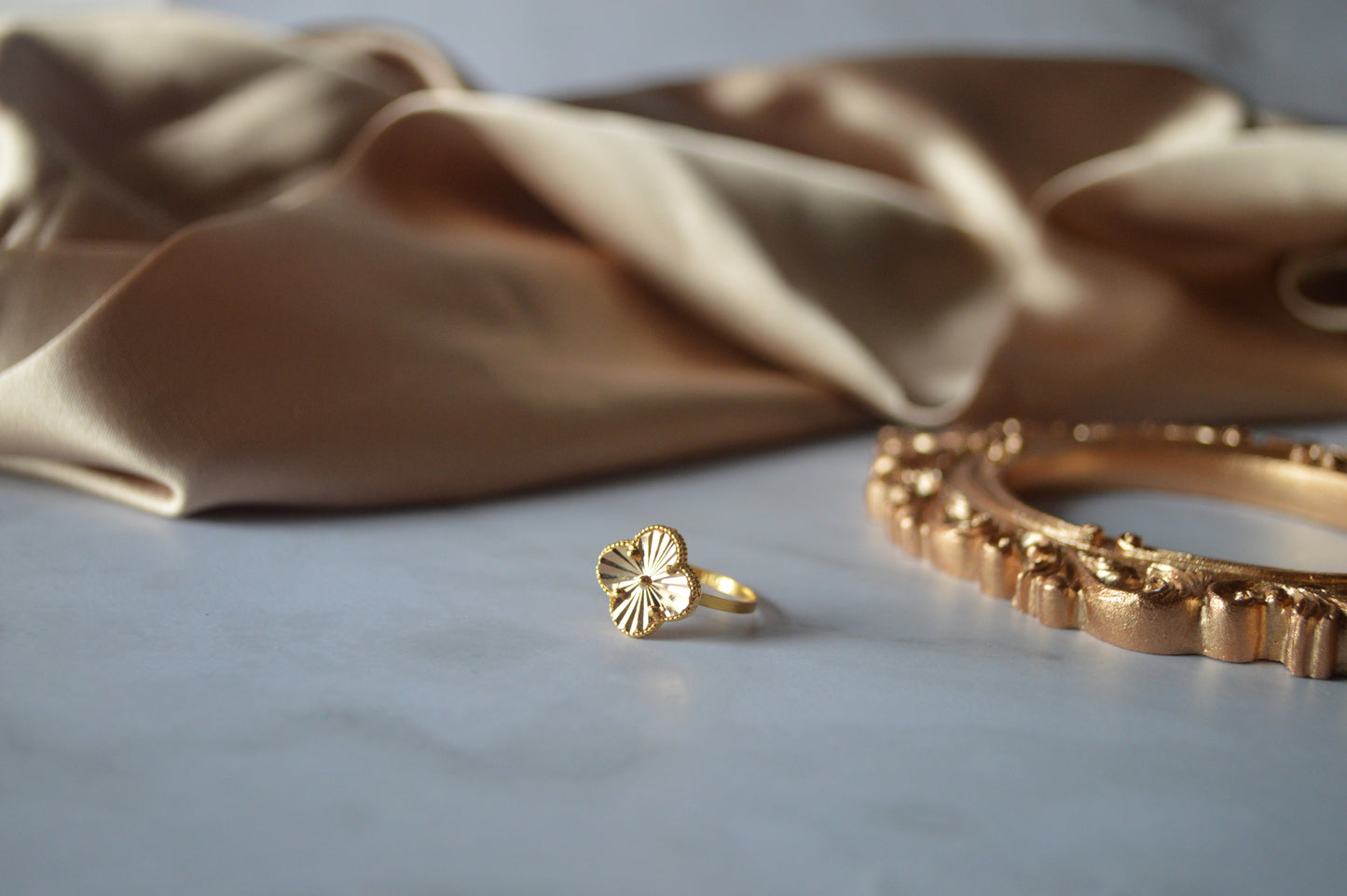 Original gold ring with flower