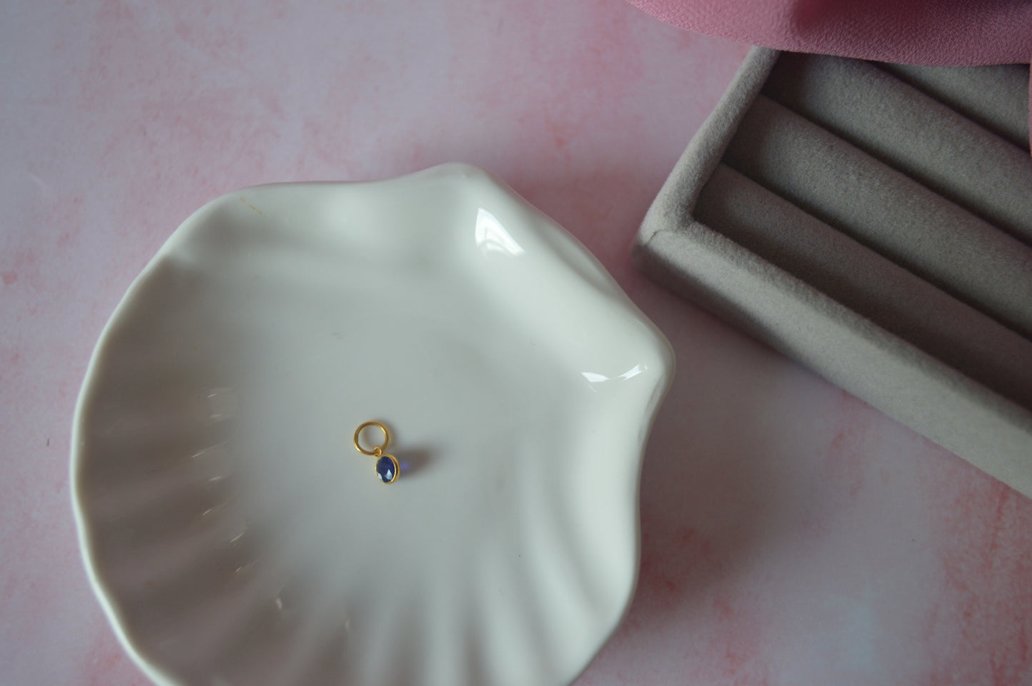 18K gold pendant with treated sapphire stone