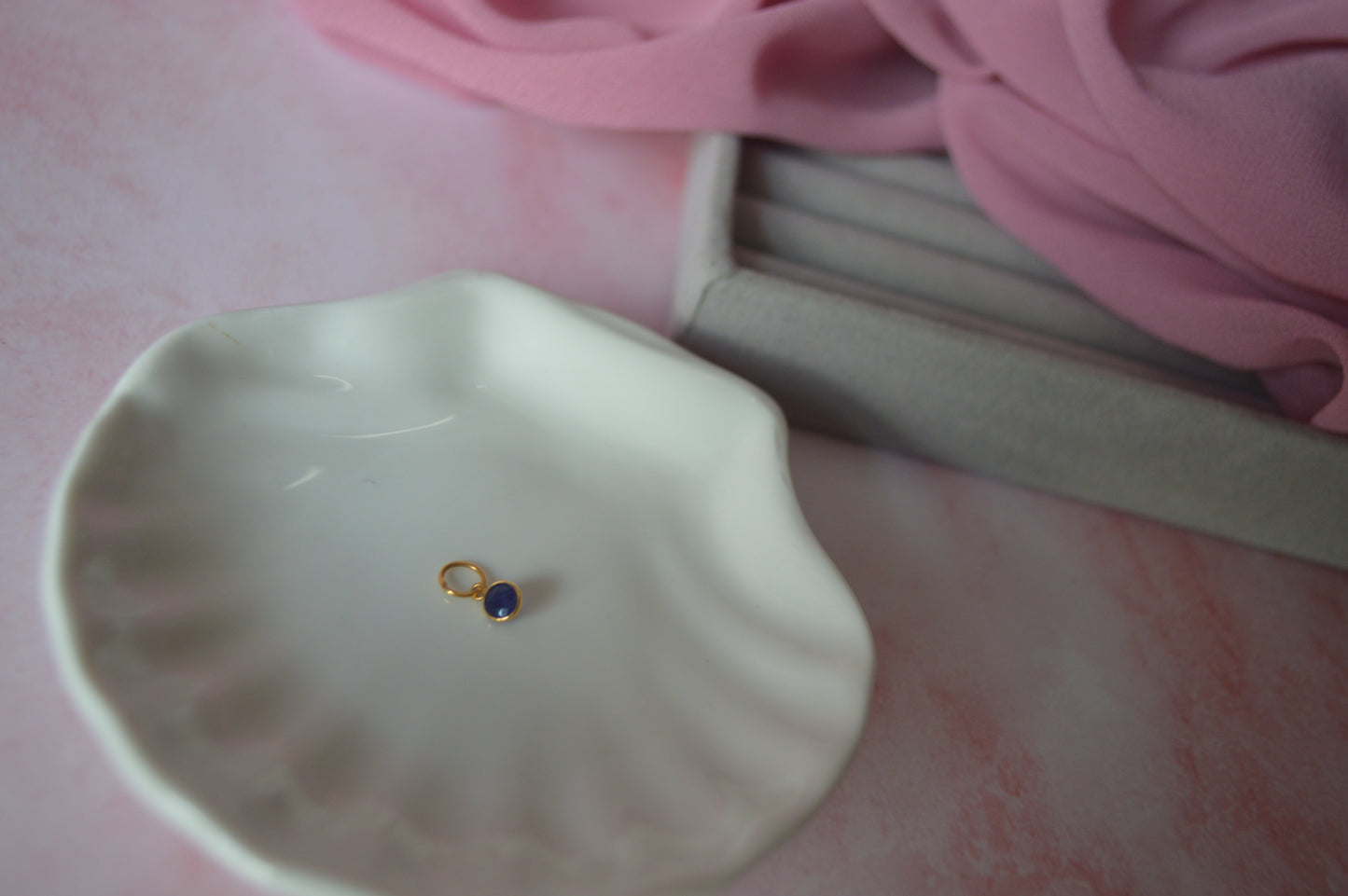 18K gold pendant with treated sapphire stone