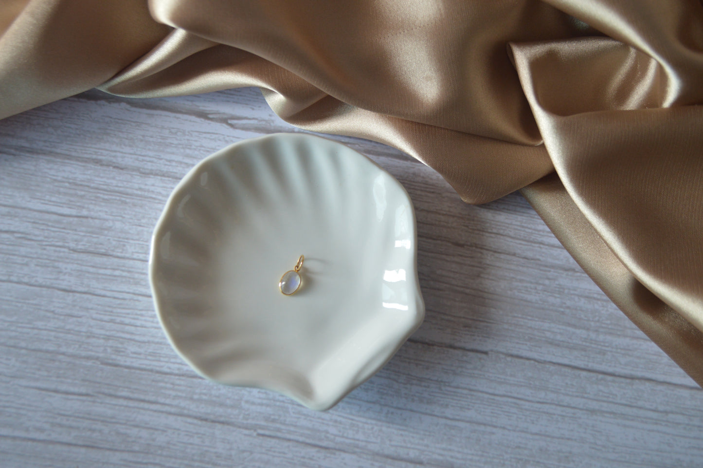 18K Gold Pendant with Oval moonstone