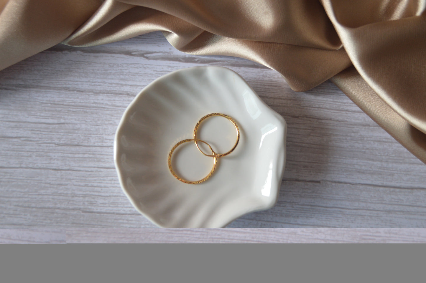 22K GOLD HOOP EARRING 2.2CM DIAMETER