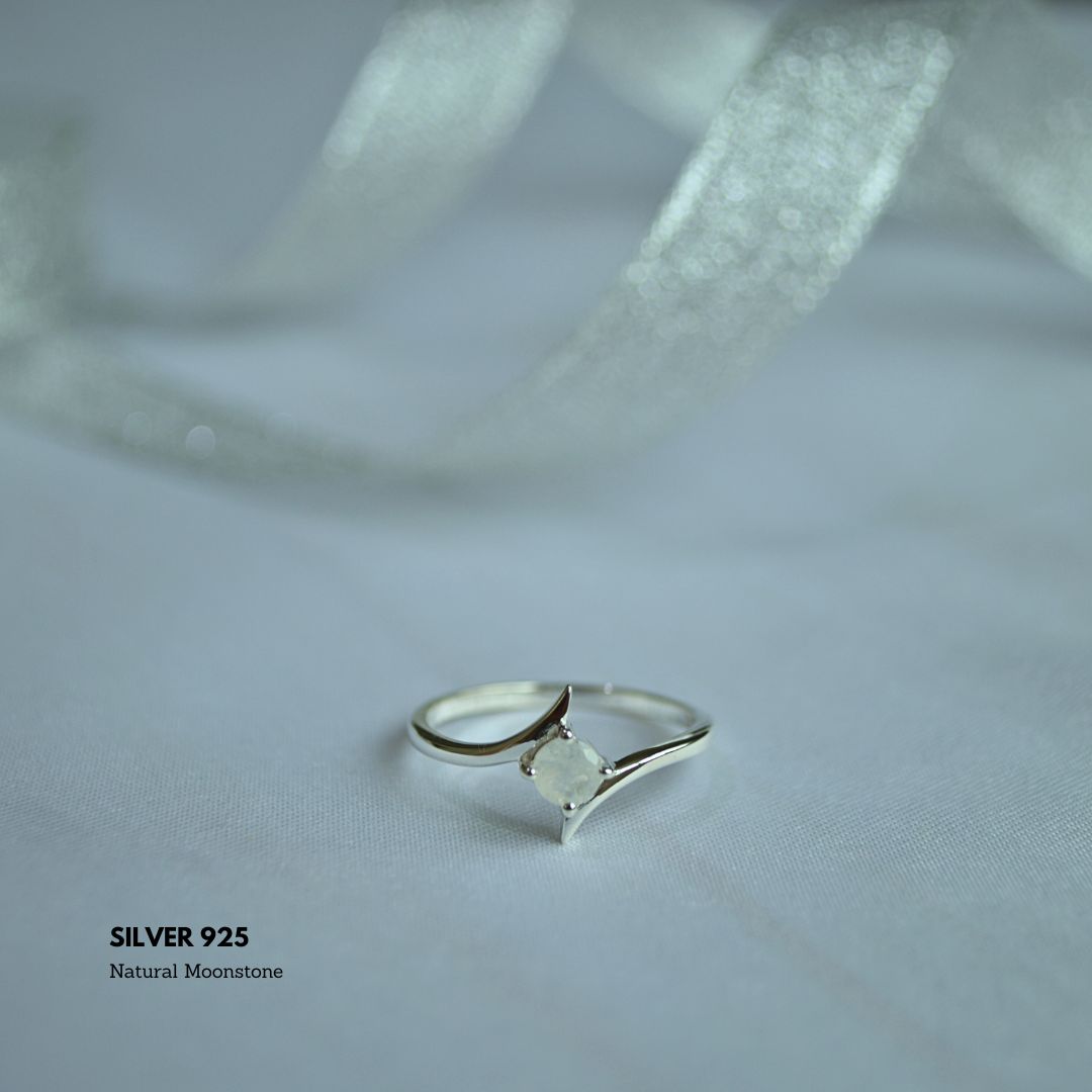 Moonstone Solitaire in Silver 925