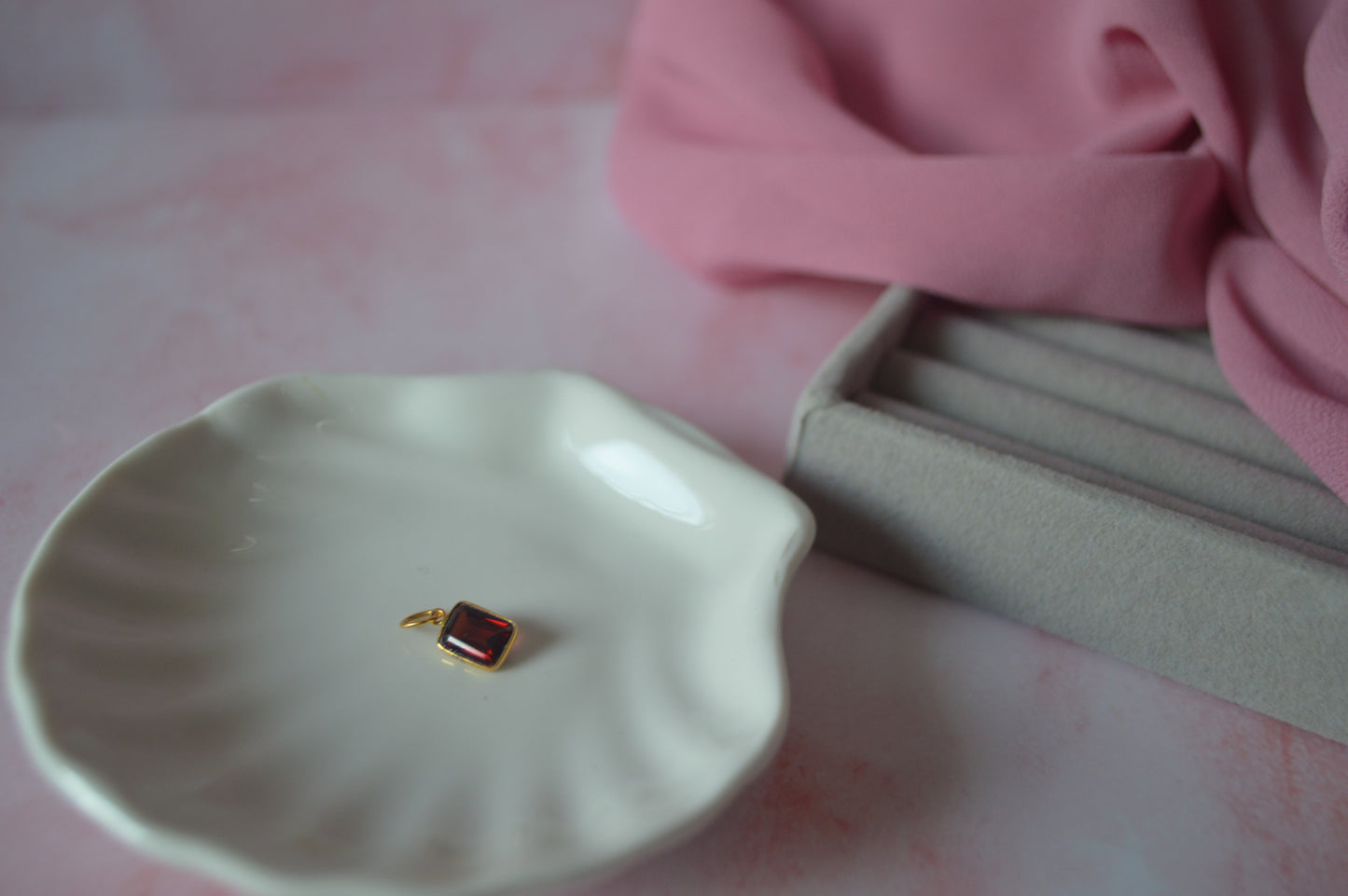 18k Gold Pendent with a natural Garnet