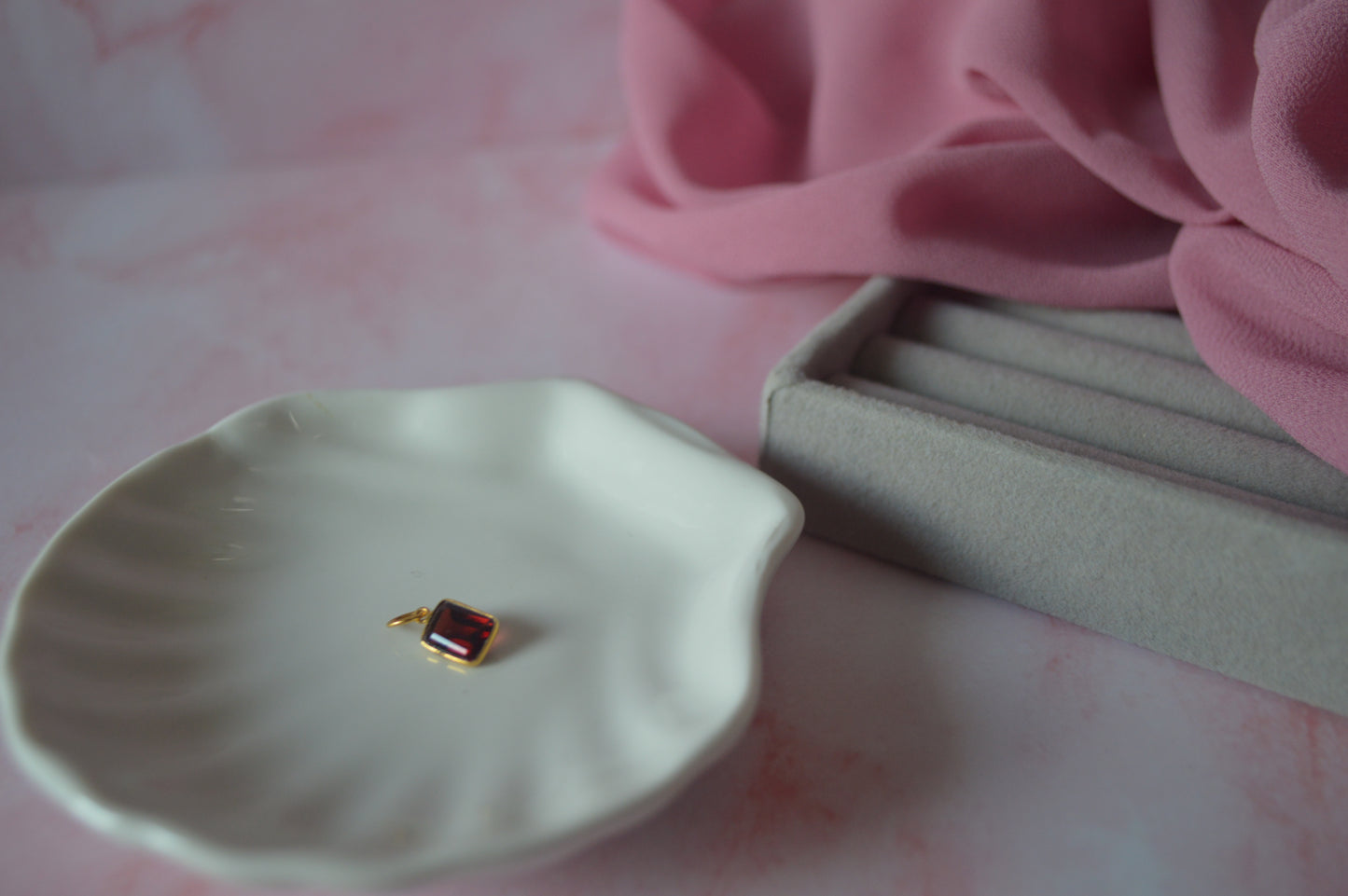18k Gold Pendent with a natural Garnet