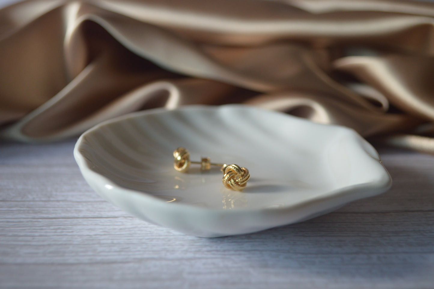 18K Gold Knot Earrings - 6.5 mm