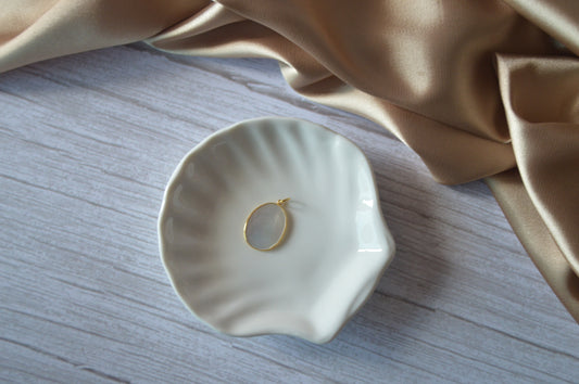 18K Gold Pendant with Oval MotherPearl