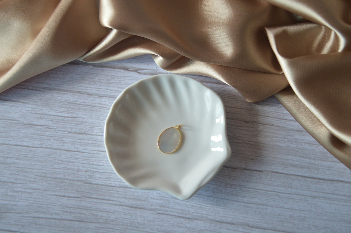 18K Gold Pendant with Oval MotherPearl