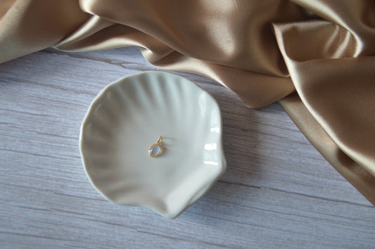18K Gold Pendant with Oval moonstone