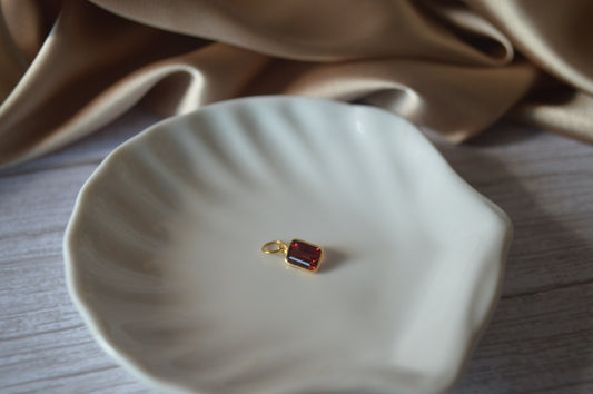 18K Gold Pendant with Rectangular Natural garnet