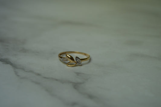 18k Solid Gold Leaf-Design Ring with White Stones – 1.46 Grams