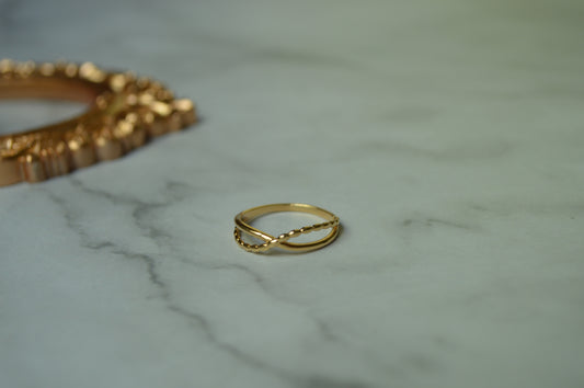 18k Solid Gold Cross Infinity Ring – 1.63 Grams