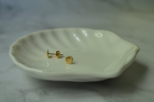 18k Solid Gold Shell Earrings – 0.95 Grams
