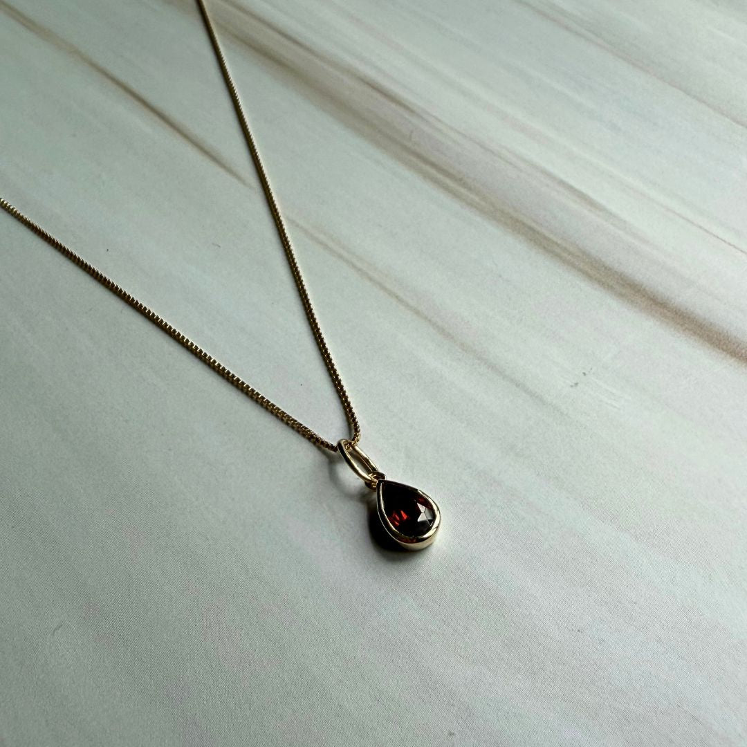 Natural Garnet pear-shaped pendant necklace in genuine 18K solid gold with Italian design