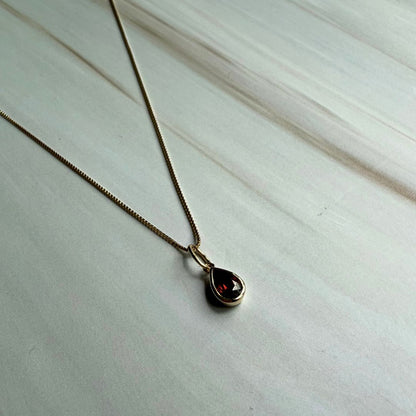 Natural Garnet pear-shaped pendant necklace in genuine 18K solid gold with Italian design