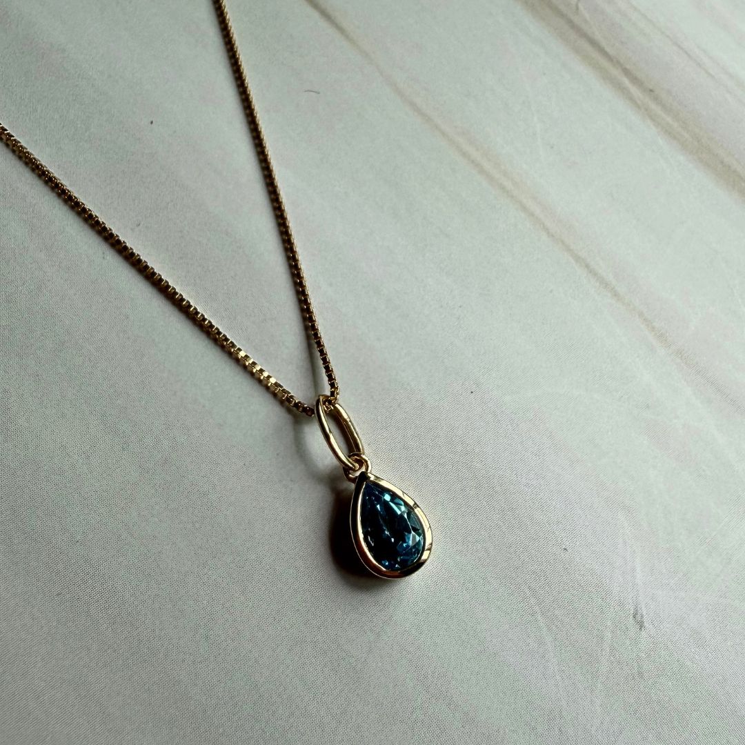 Natural London Blue Topaz pendant necklace in genuine 18K solid gold with Italian design craftsmanship