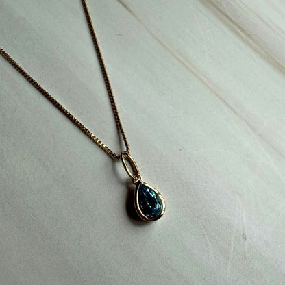 Natural London Blue Topaz pendant necklace in genuine 18K solid gold with Italian design craftsmanship
