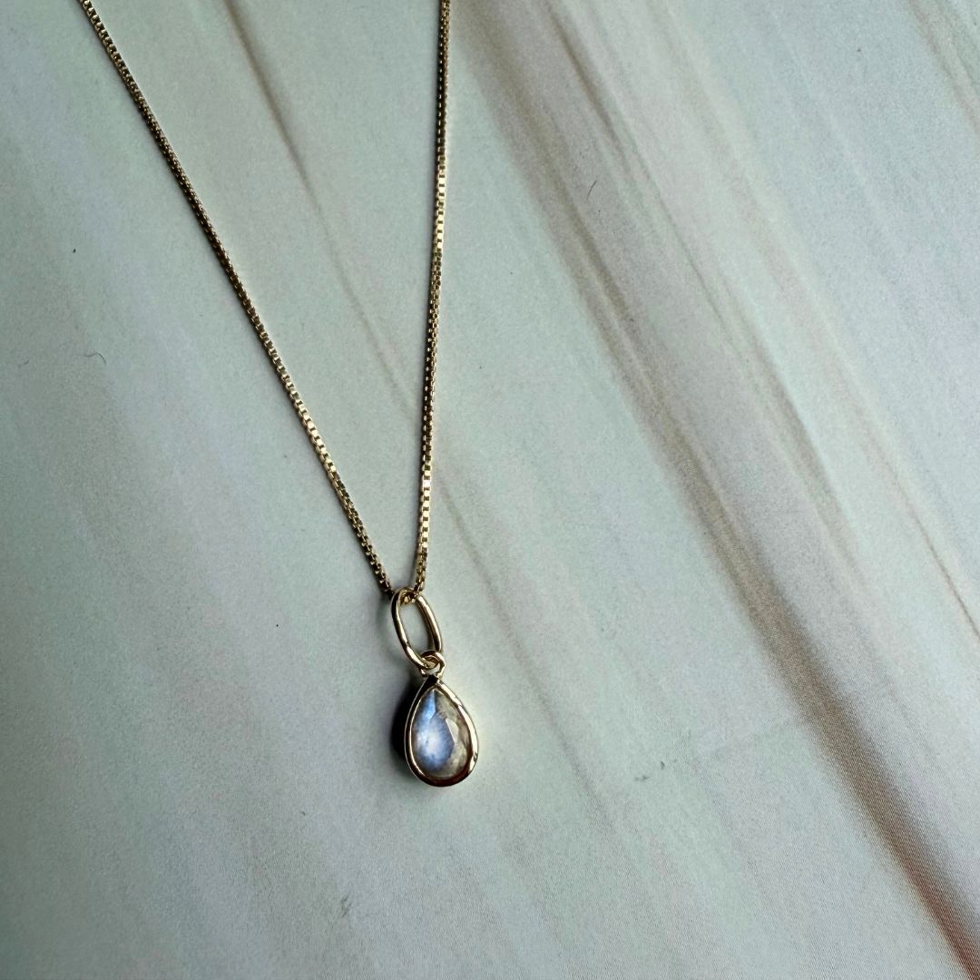 Natural Moonstone pear-shaped pendant necklace in genuine 18K solid gold with authentic Italian design