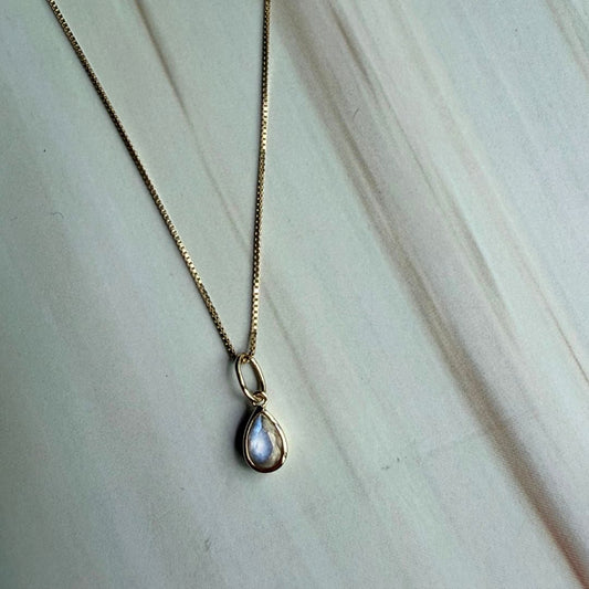 Natural Moonstone pear-shaped pendant necklace in genuine 18K solid gold with authentic Italian design