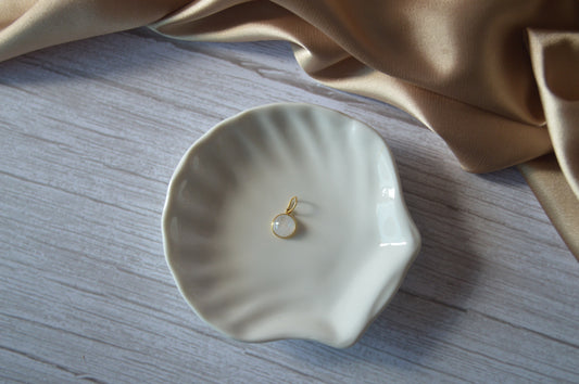 18K Gold Pendant with Round 3D moonstone
