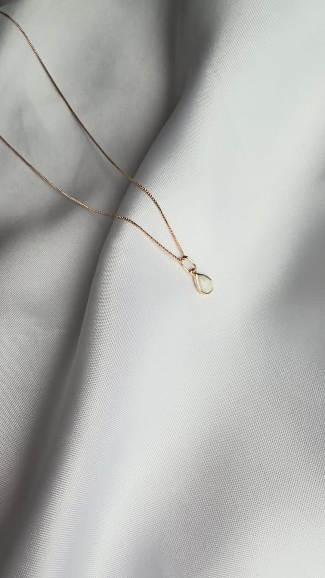 Natural Opal pear-shaped pendant necklace in genuine 18K solid gold with authentic Italian design