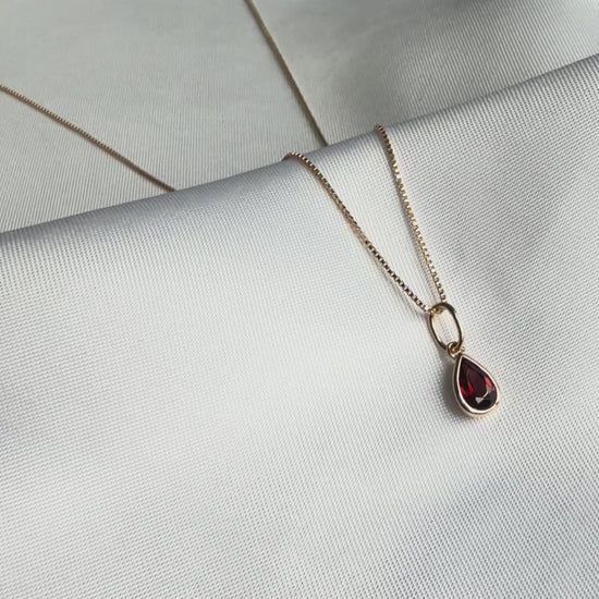 Natural Garnet pear-shaped pendant necklace in genuine 18K solid gold with Italian design