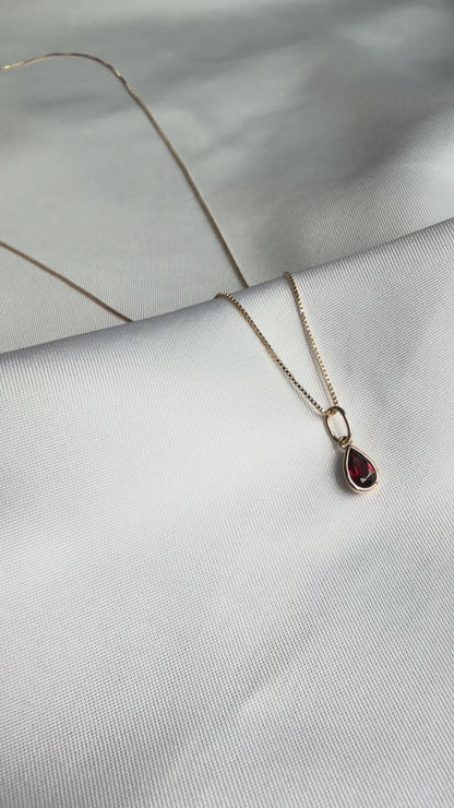 Natural Garnet pear-shaped pendant necklace in genuine 18K solid gold with Italian design