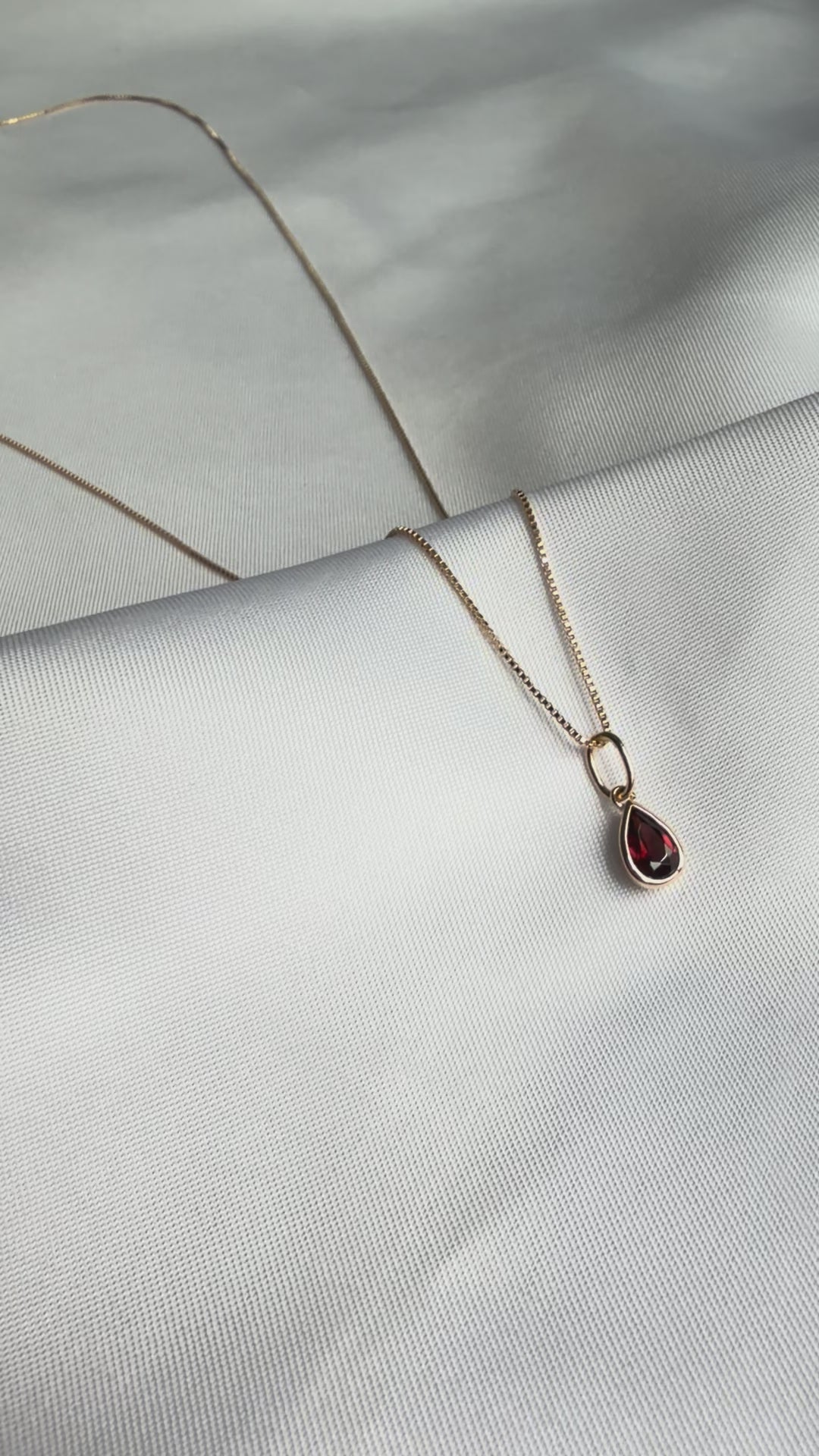 Natural Garnet pear-shaped pendant necklace in genuine 18K solid gold with Italian design